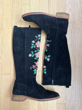 Load image into Gallery viewer, Suede boots with embroidery