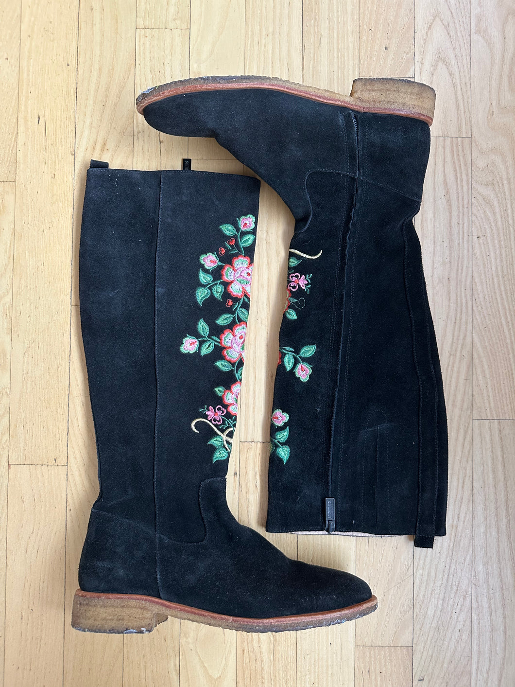 Suede boots with embroidery