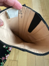 Load image into Gallery viewer, Suede boots with embroidery