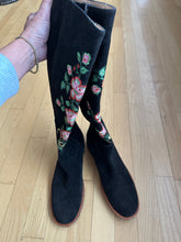 Load image into Gallery viewer, Suede boots with embroidery