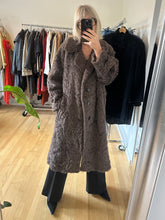 Load image into Gallery viewer, Long fake fur coat