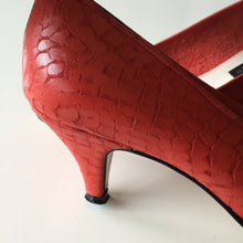 Load image into Gallery viewer, Orange snakeskin pumps