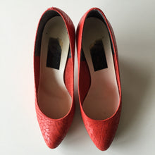 Load image into Gallery viewer, Orange snakeskin pumps